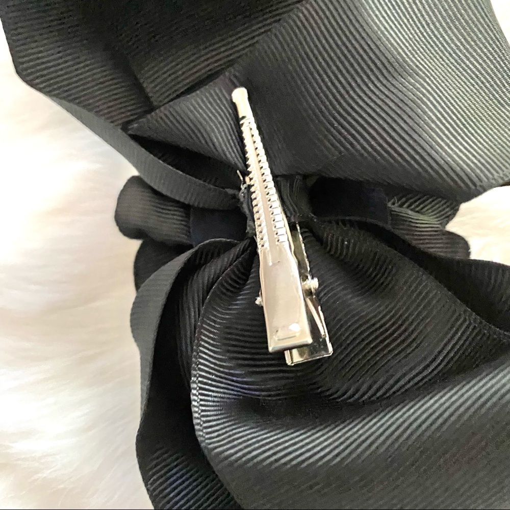 NWOT Zig Zag Black And White Flower Hair Clip - Picture 3 of 3